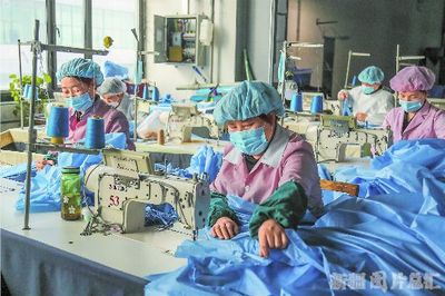 新疆:加紧生产防疫用品